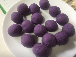 4、紫薯蛋黄酥,全部包好放置一边备用，记得盖保鲜膜，天热可以放冰箱，猪油遇冷凝固，凝固了比较好包。