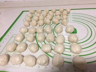 5、紫薯蛋黄酥,醒好的油皮、油酥各分成24个均匀的小剂子，油皮每个20克左右，油酥每个12克左右。