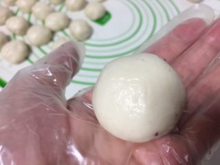 7、紫薯蛋黄酥,把油酥包起来，收口的地方收紧，收口朝下放在操作台上。