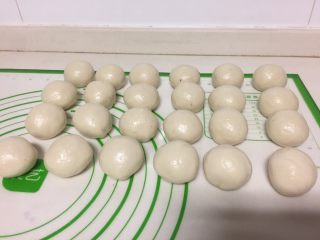 8、紫薯蛋黄酥,全部包好，记得盖保鲜膜。
