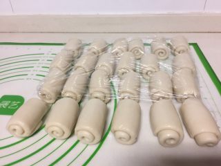12、紫薯蛋黄酥,推卷成筒状，同样盖保鲜膜静置15分钟。