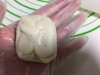 13、紫薯蛋黄酥,取一个面团，两头往中间折一下，手掌轻按一下。
