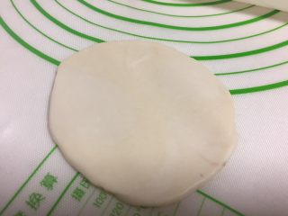 14、紫薯蛋黄酥,用擀面杖擀成圆片，同样不要多次擀，从面团中间位置朝四个方向擀四下。