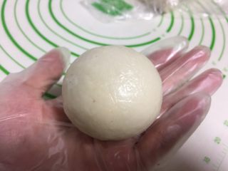 17、紫薯蛋黄酥,用右手虎口的位置慢慢往上推，包住紫薯蛋黄，最后收口的地方多旋转几圈，不要有缝隙。