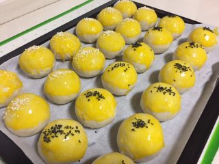 18、紫薯蛋黄酥,撒上芝麻，两种馅的可撒不同颜色的芝麻便于区分。