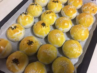 19、紫薯蛋黄酥,烘烤结束出炉，稍放一会移至晾网架上散热。