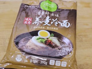 1、韩式荞麦冷面,今天用到这个荞麦冷面需要冷藏保存。