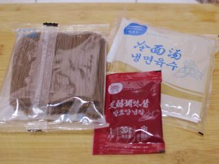 2、韩式荞麦冷面,里面有一包面、一包调味酱和一包汤。