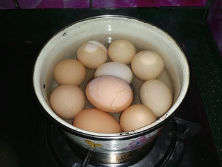 2、照晓鸡腿烩鸡蛋,将鸡蛋放入冷水锅中、开中小火煮熟捞出