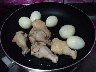 6、照晓鸡腿烩鸡蛋,留底油：放入鸡蛋和鸡翅根