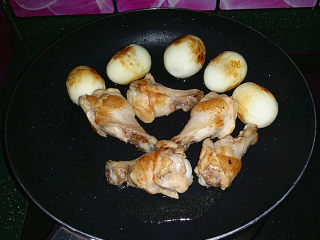 7、照晓鸡腿烩鸡蛋,开中火慢慢煎制四周成焦黄色、再将鸡蛋拣出来