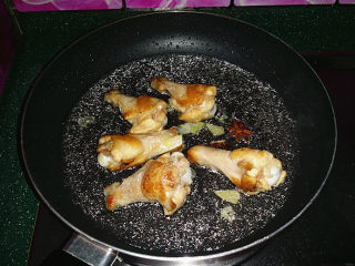 8、照晓鸡腿烩鸡蛋,此时沿锅边烹入料酒去腥、倒入温水和刚煸香的调料、加盖转大火