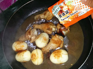 10、照晓鸡腿烩鸡蛋,接着放入照烧酱汁、用锅铲翻炒均匀