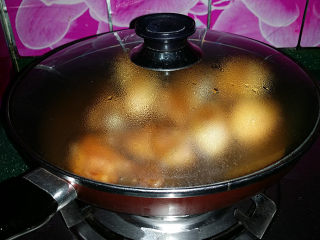 11、照晓鸡腿烩鸡蛋,转小火、加盖继续焖煮一会儿