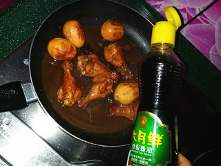 12、照晓鸡腿烩鸡蛋,炖至完全上色、且汤汁不多时，滴少许特级酱油提鲜