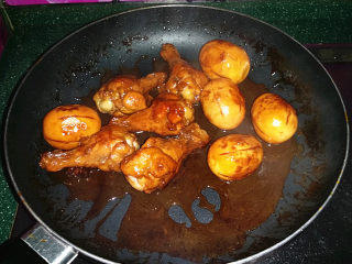 13、照晓鸡腿烩鸡蛋,转大火收汁、最后撒些香葱出锅