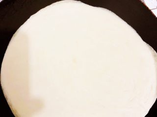 6、香酥黑椒手抓饼,开小火????将速冻手抓饼皮放至锅中加热（无需放油，因为速冻饼皮里面含有油），轻轻晃动锅，避免粘锅（选用不粘平底锅最佳），选用炒菜锅也无大碍，记得火????小勤晃锅就行了，效果也一样。