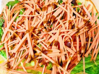 14、香酥黑椒手抓饼,铺完火腿丝将黑胡椒酱淋至火腿丝层，尽量淋撒均匀，口感更佳。