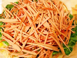 15、香酥黑椒手抓饼,黑胡椒酱淋完后再铺一层胡萝卜????丝和火腿丝。