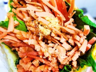 19、香酥黑椒手抓饼,酥软的饼皮与生菜、火腿、肉松的碰撞，激起你的嗅觉与味觉，一口下去黑椒的香味带动你舌尖跳动……编不下去了????????????，先让我吃一口再说。