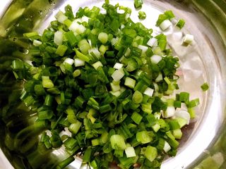 5、香葱鲜肉大包,香葱切粒