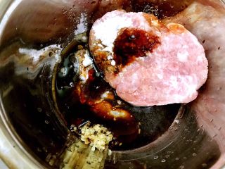 6、香葱鲜肉大包,肉馅加入配方中的所有调料（葱花先不加）