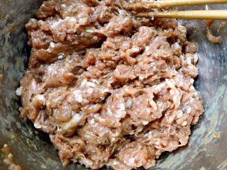 8、香葱鲜肉大包,搅拌到肉馅出胶