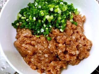 9、香葱鲜肉大包,加入切好的葱花