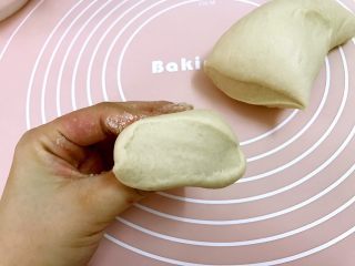 13、香葱鲜肉大包,切开面团中间无气孔揉面完成