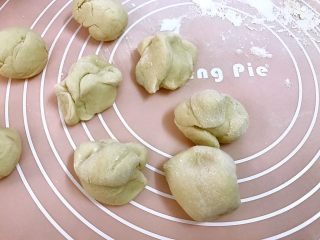 14、香葱鲜肉大包,分成30克一个的剂子