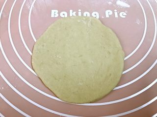 15、香葱鲜肉大包,取一份面团擀成圆形