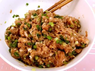 16、香葱鲜肉大包,包之前把葱花和肉馅拌匀