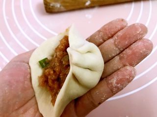 18、香葱鲜肉大包,从一端开始捏褶子