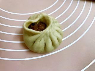 19、香葱鲜肉大包,边捏边往上提着慢慢收口捏紧