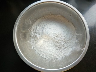 2、元宵节  巧克力紫薯汤圆,准备糯米粉。