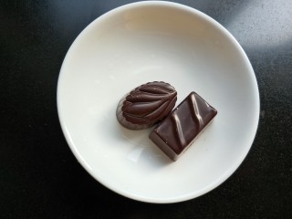 3、元宵节  巧克力紫薯汤圆,准备巧克力。