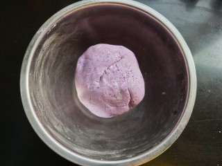 6、元宵节  巧克力紫薯汤圆,揉成光滑的团。