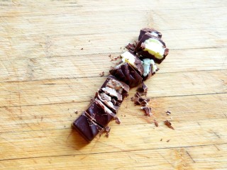 7、元宵节  巧克力紫薯汤圆,巧克力切小块，因为有夹心，切的不规则。