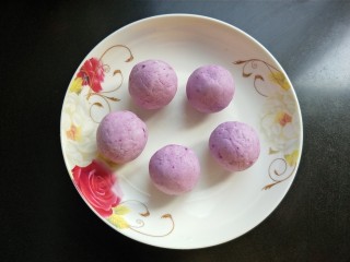 10、元宵节  巧克力紫薯汤圆,做了五个，多的紫薯团可以做成汤圆放冰箱，随吃随取。