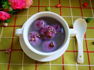 13、元宵节  巧克力紫薯汤圆,盛出，撒上碎巧克力。