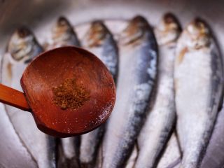 4、香煎海鲫鱼,加入花椒粉增加口感。