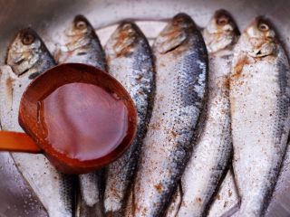 5、香煎海鲫鱼,最后倒入料酒。