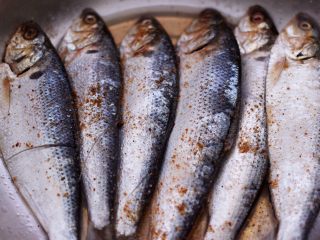 6、香煎海鲫鱼,把所有的食材都加入后，腌制30分钟。