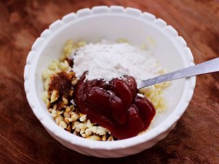 10、香煎海鲫鱼,加入生抽和番茄酱，再加入白糖。