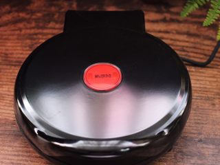 14、香煎海鲫鱼,盖上电饼铛，用小火慢慢煎至。