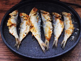 15、香煎海鲫鱼,把海鲫鱼煎至两面金黄色的时候。