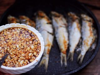 16、香煎海鲫鱼,这个时候倒入提前调好的调料汁。