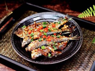 19、香煎海鲫鱼,把煎好的海鲫鱼盛入盘中，撒上少许白芝麻，我还加了小米辣。