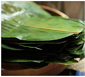 1、甜蜜红枣粽,粽叶放入开水中烫软，捞出后用清水洗净，用剪刀将前面带径的部分剪掉