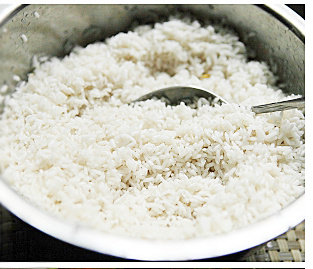 2、甜蜜红枣粽,糯米用清水泡3-4小时后捞出洗净控干水份，加适量白糖、橄榄油拌均匀